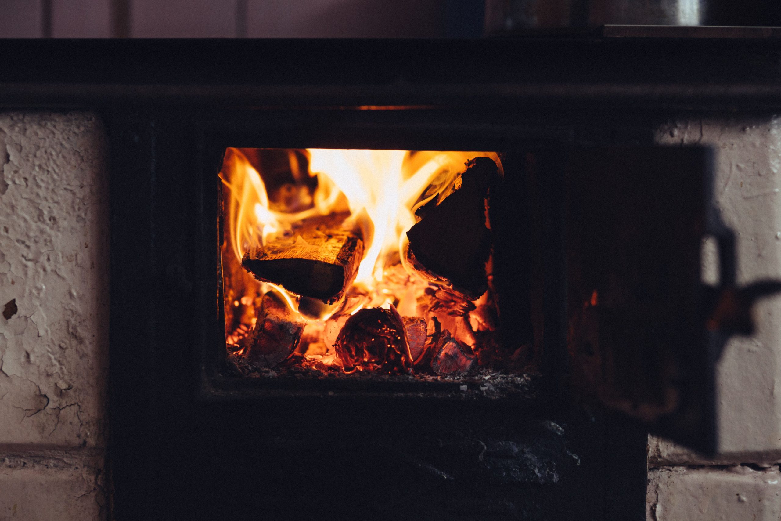 Foyer bois actif avec flammes et braises
