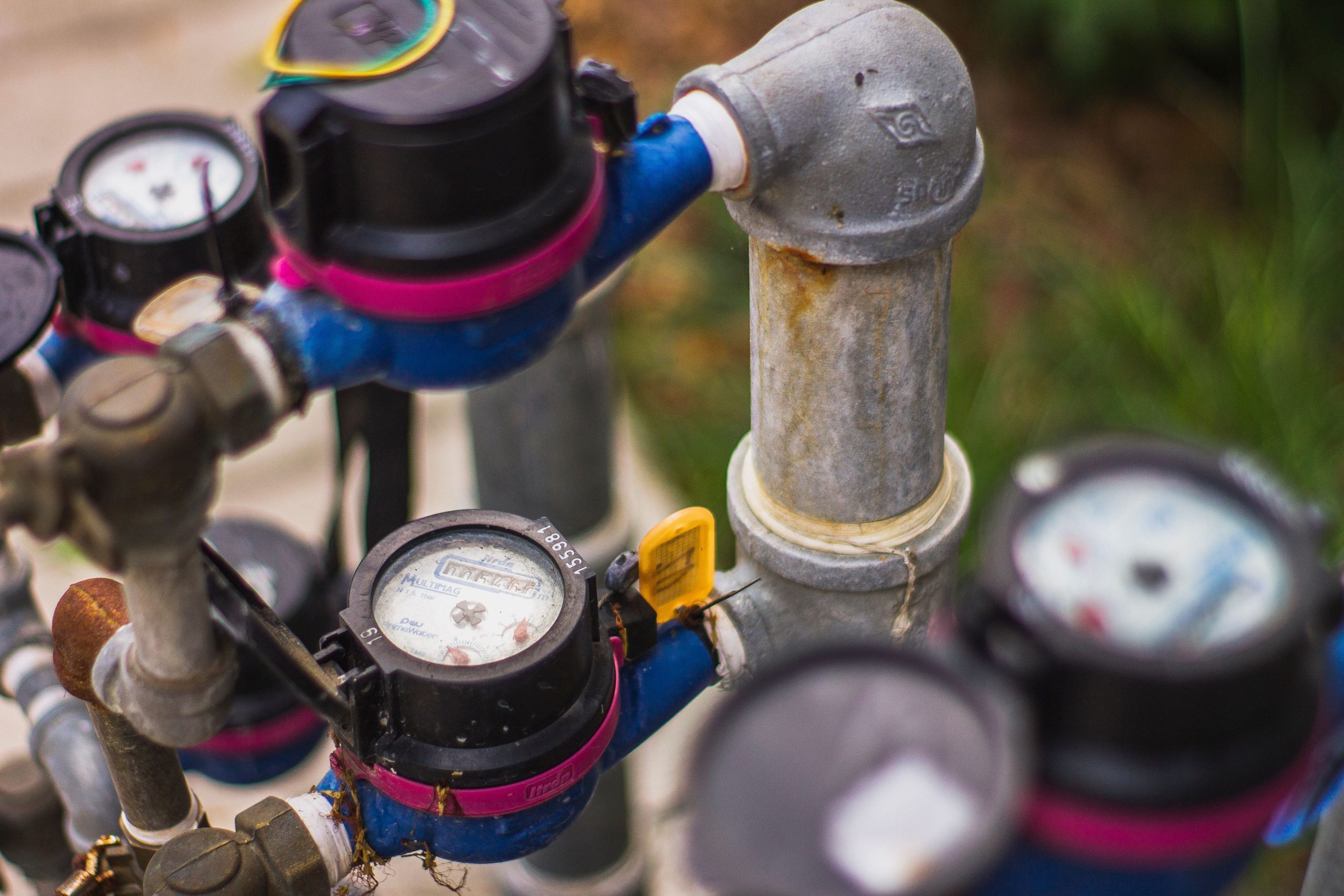Manomètres industriels et tuyauterie eau extérieure