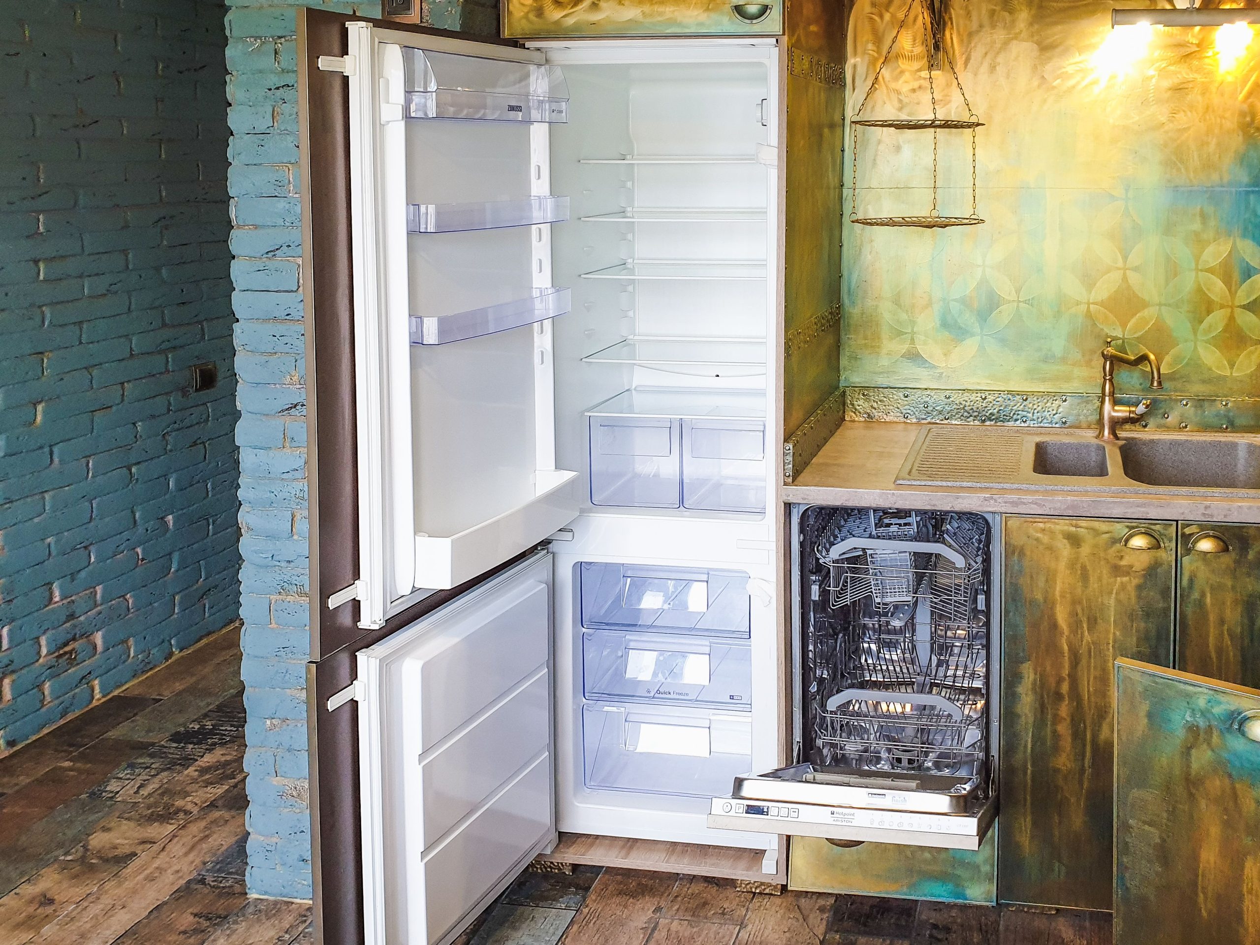 Cuisine moderne avec refrigerateur ouvert