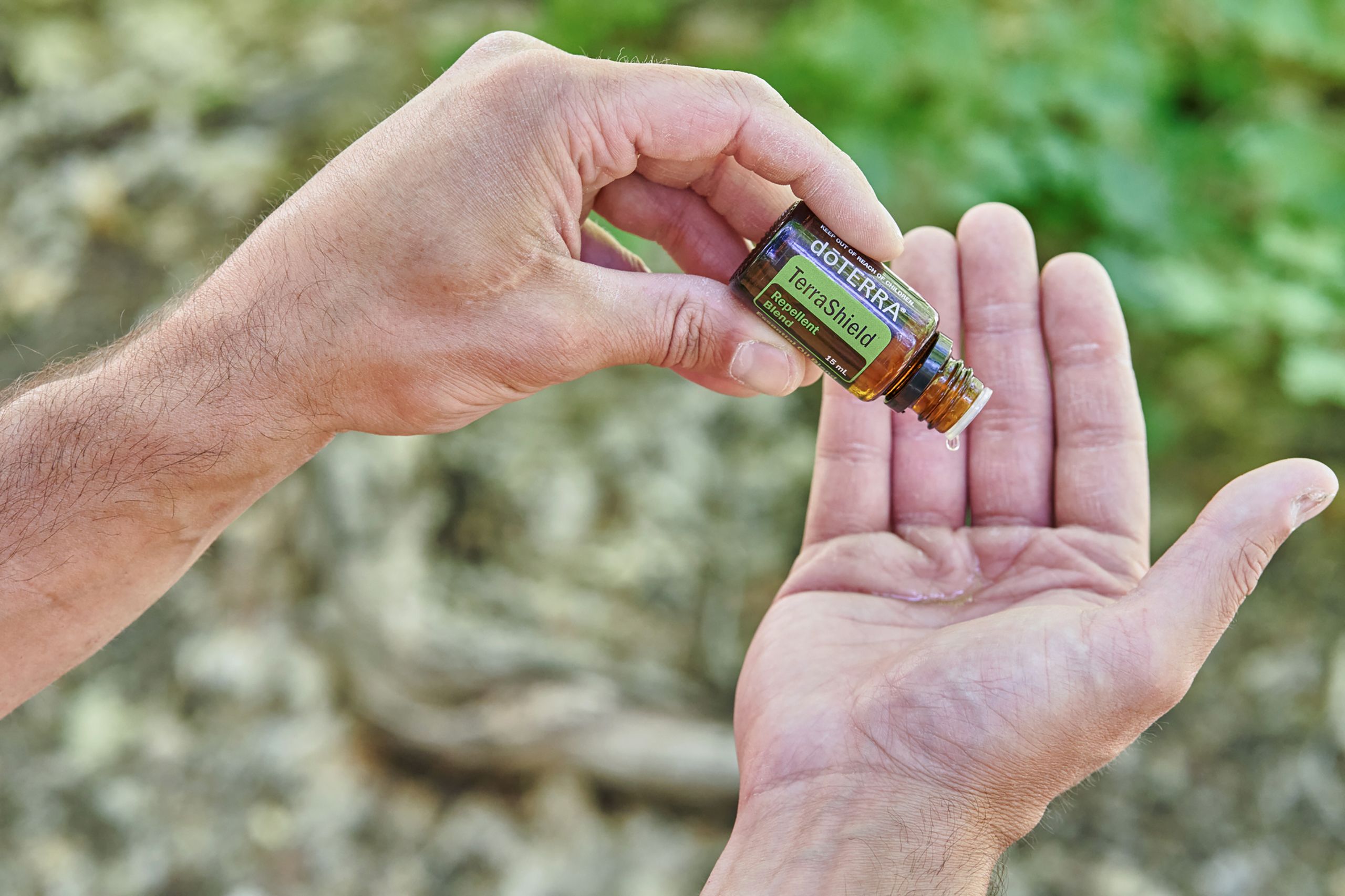 Versement huile essentielle DoTerra TerraShield nature.