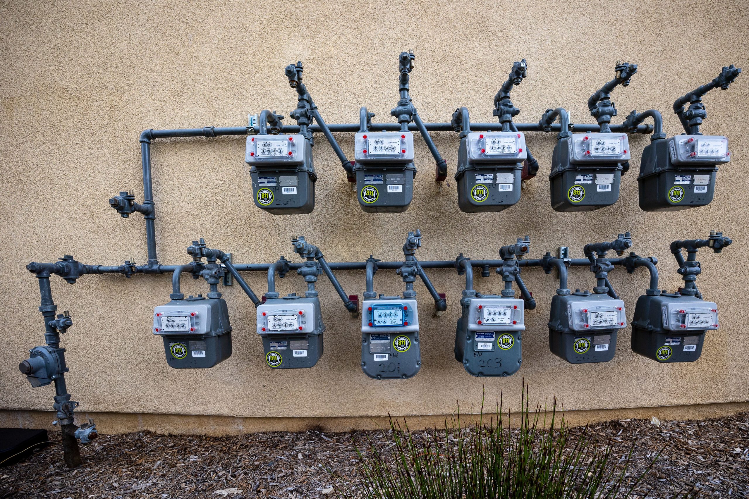 Compteurs de gaz installés sur un mur extérieur