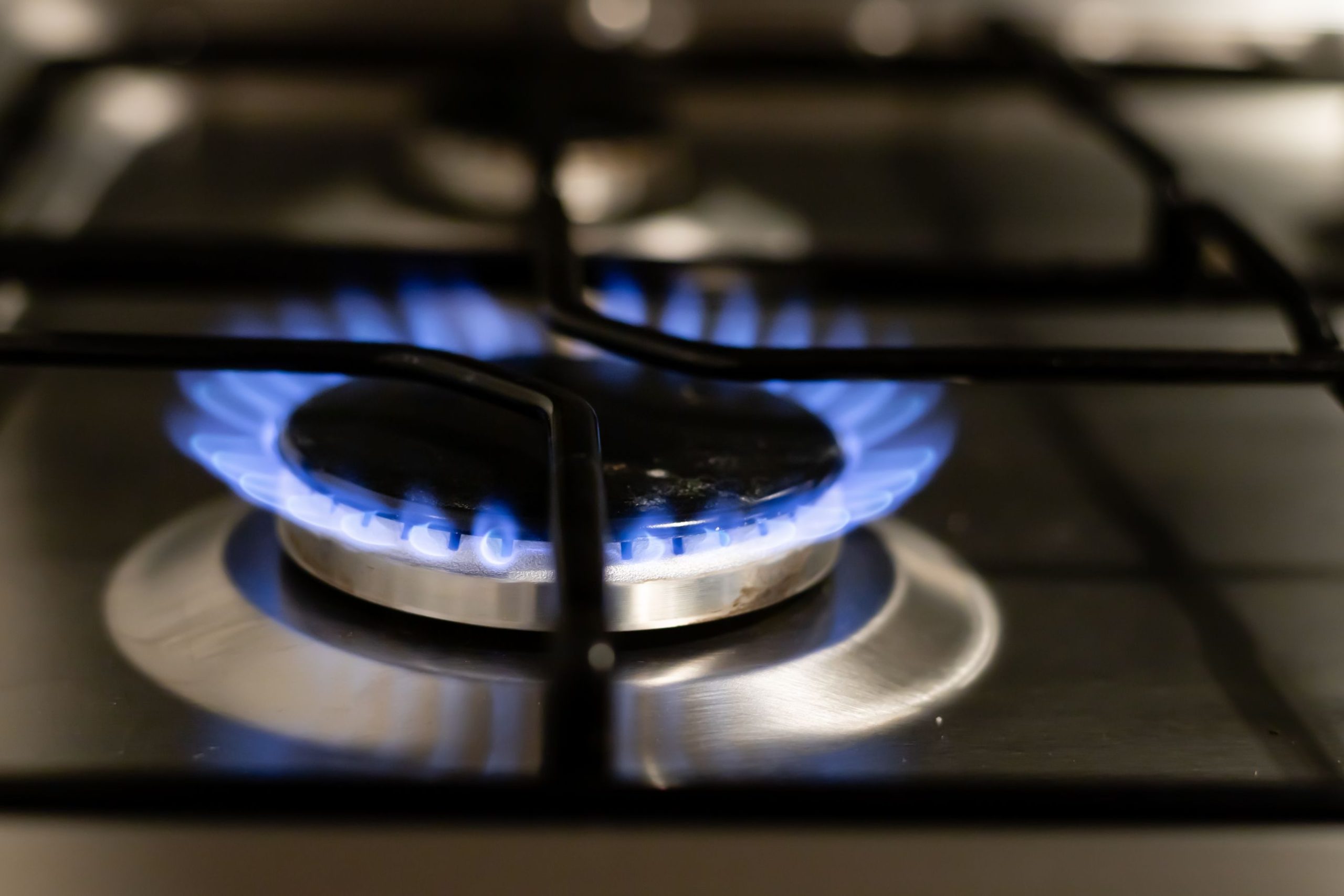 Vue rapprochée d'une flamme bleue sur une plaque