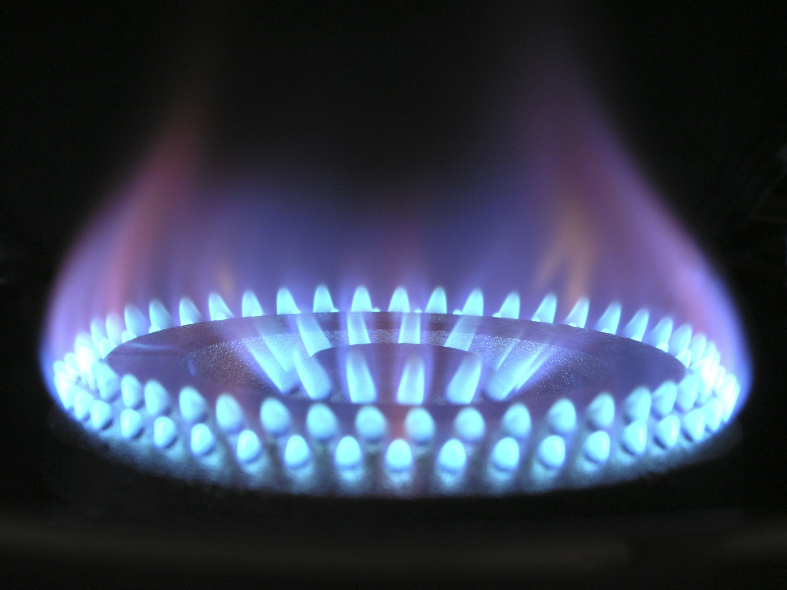 Flamme bleue sur une cuisinière à gaz